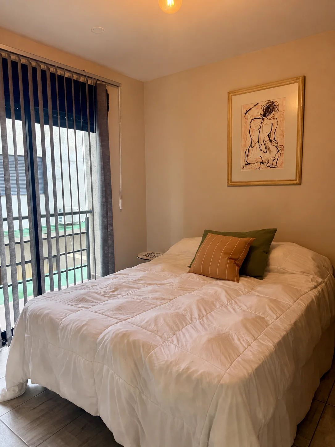 Dormitorio con cama matrimonial