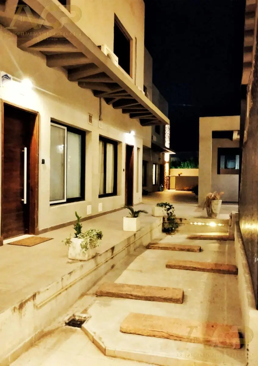 Patio interior y acceso al complejo